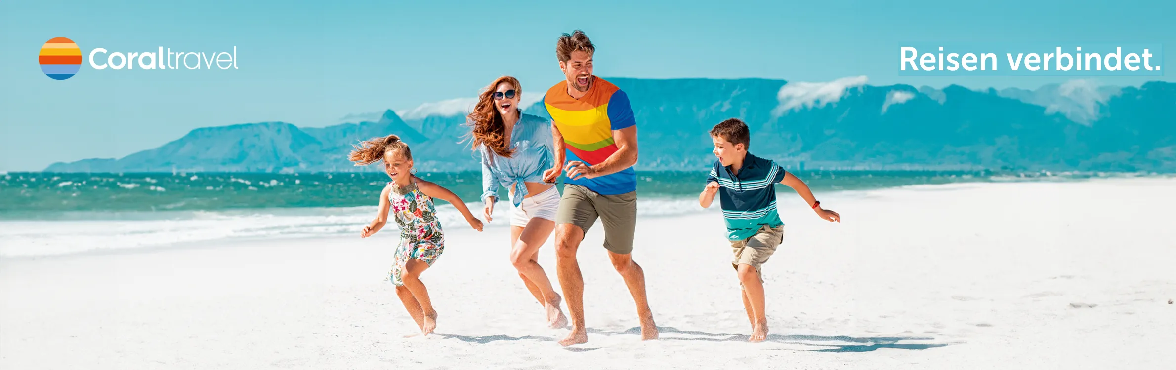 Familie rennt lachend über einen weißen Strand
